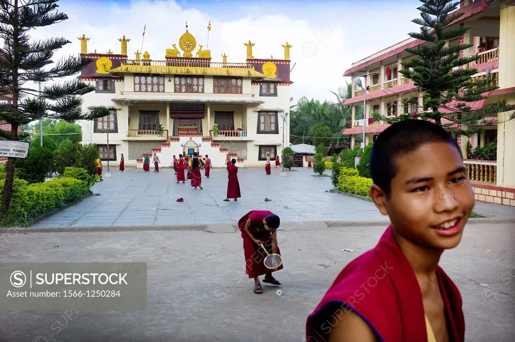 India, Asia, Mundog, Campamento de refugiados Tibetano, Monasterio, Monjes tibetanos en el patio del monasterio, Mundog, Karnataka, India  Tibetan ref...