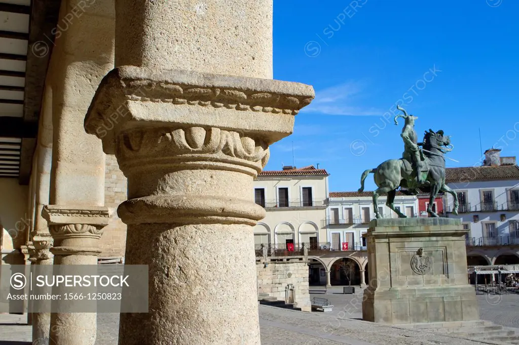 Typical arcade and equestrian statue of Francisco Pizarro in Main Square of Trujillo  Cáceres  Extremadura  Spain
