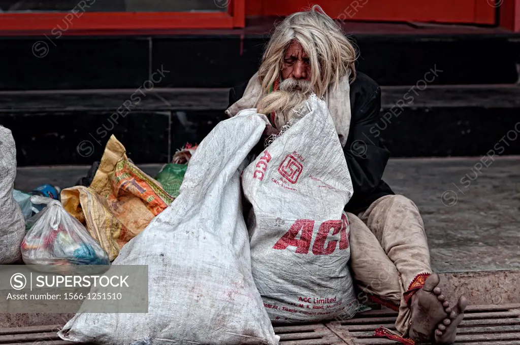 Elder man begging in the streets of Varanasi, Benares, Uttar Pradesh, India