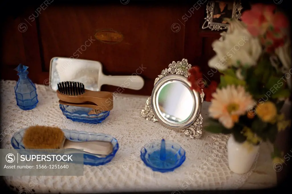 primer plano de tocador de señora con varios objetos personales, foreground of lady´s dressing-table with several personal items  