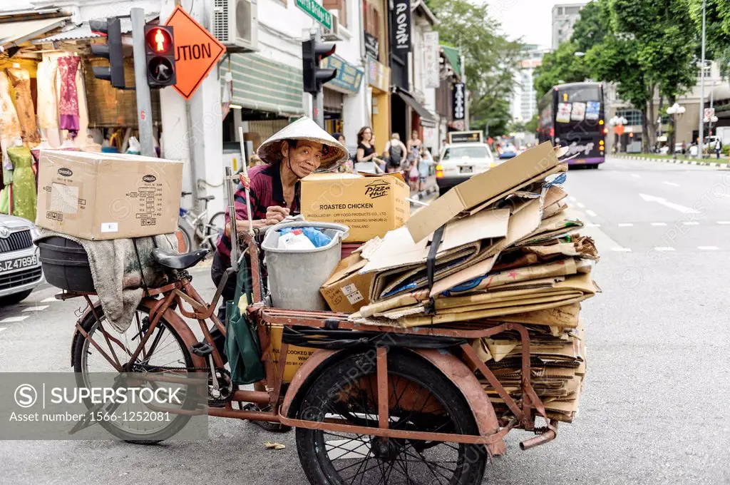 Old man carrying a load of cardboard boxes to recycle, Singapur, Asia