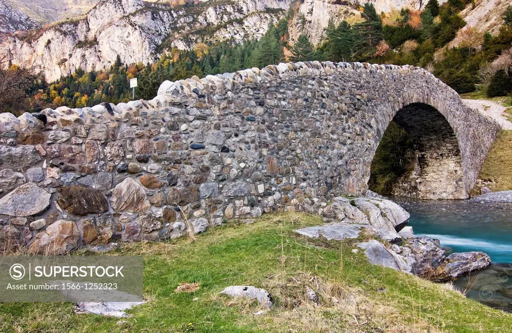 Medieval bridge over the River Ara - Bujaruelo Valley - Torla - Sobrarbe - Huesca - Aragon Pyrenees - Aragon - Spain - Europe