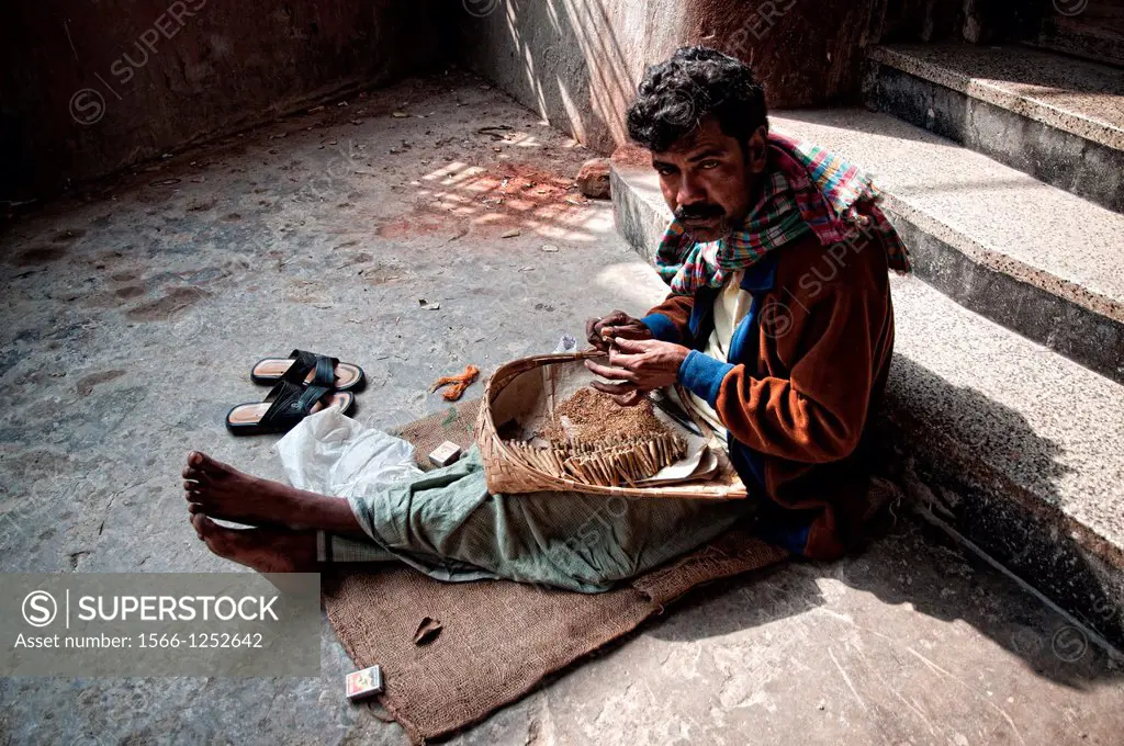 Man making biris, indian cigarrets Calcutta, Kolkata, West Bengal, India