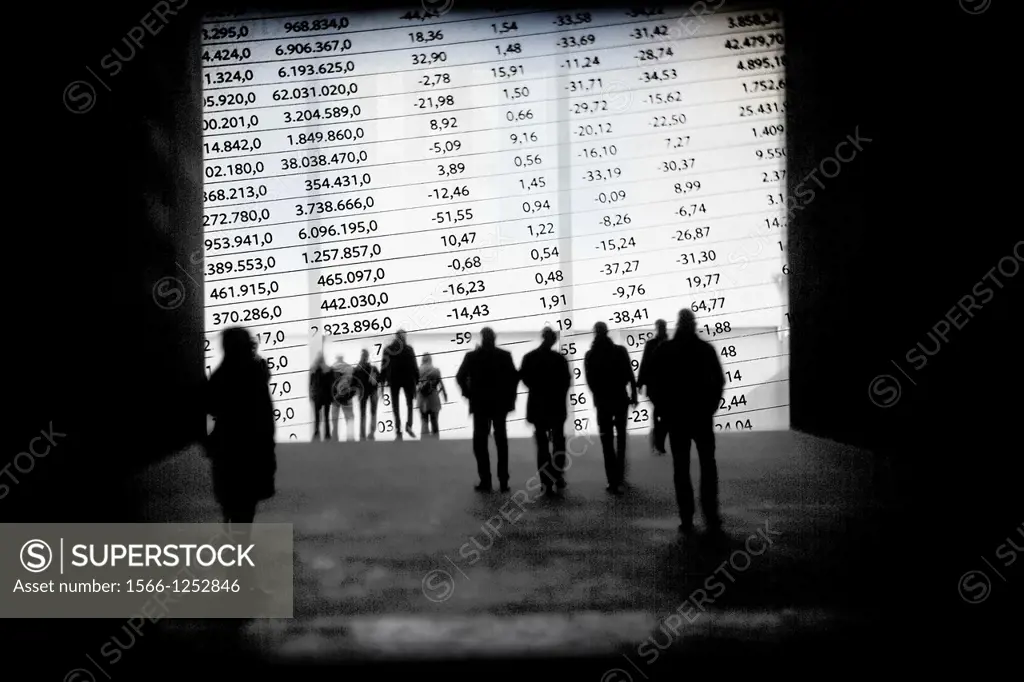 Pantalla gigante de mercado financiero con muchas personas observando, Financial market giant screen with many people looking
