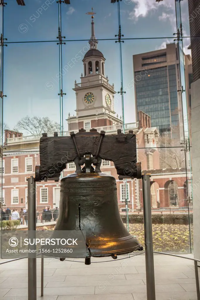 The Liberty Bell and Independence Hall in the back ground at at Philadelphia´s Independence National Historic Site