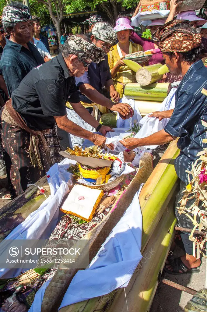 Asia, South East Asia, Indonesia, Bali. Kuta. Ritual of cremation ceremony for a dead woman.