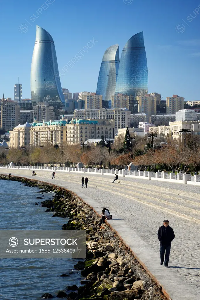 Azerbaijan, Baku, Baku Bulvar (Boulevard), promenade running parallel to the Caspian seafront and the avenue Neftçiler Prospekt, the Flame Towers in t...