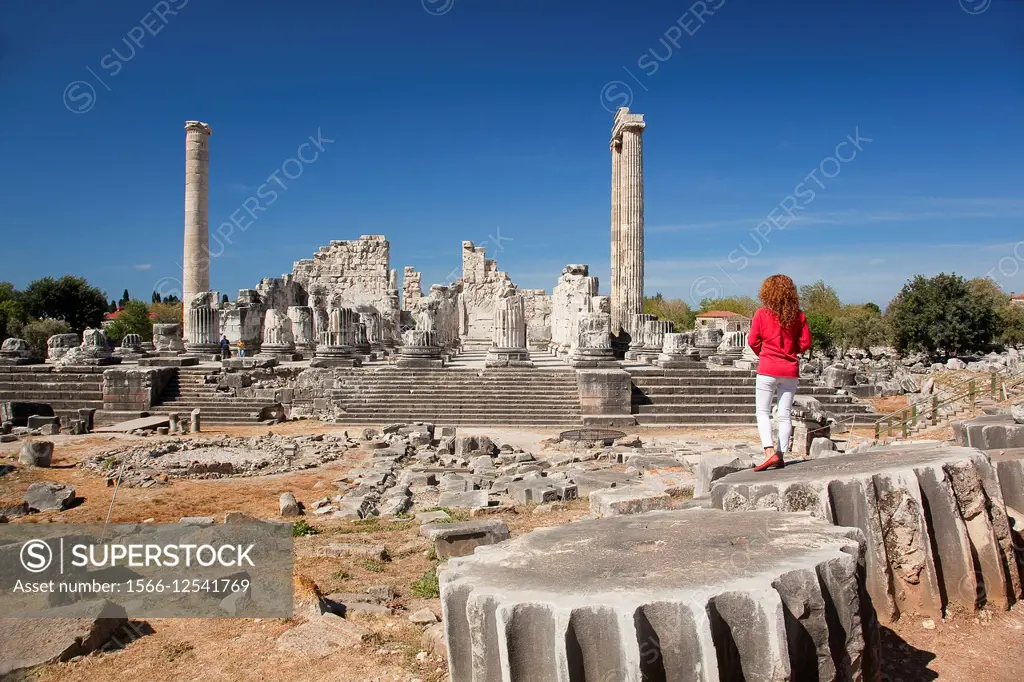 Tourist at the Temple of Apollo at the Archeological area of Didyma, Didim, Aydin Province, Turkey, Europe.