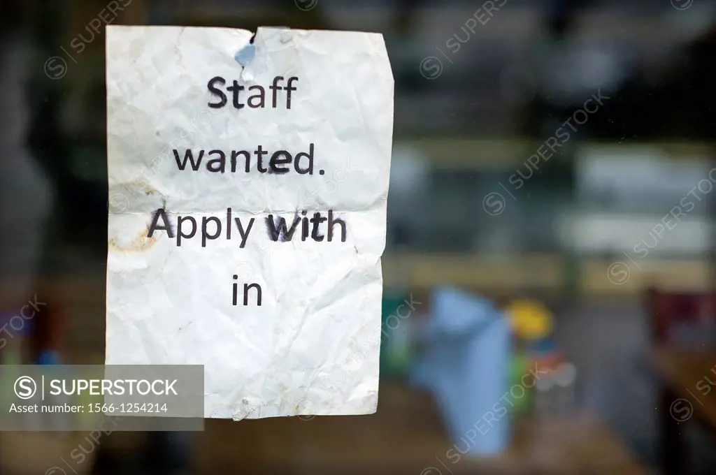 anuncio de Staff Wanted en la ventana de un negocio en Londres, England, UK, Staff Wanted advert in the window of a business in London, England, UK