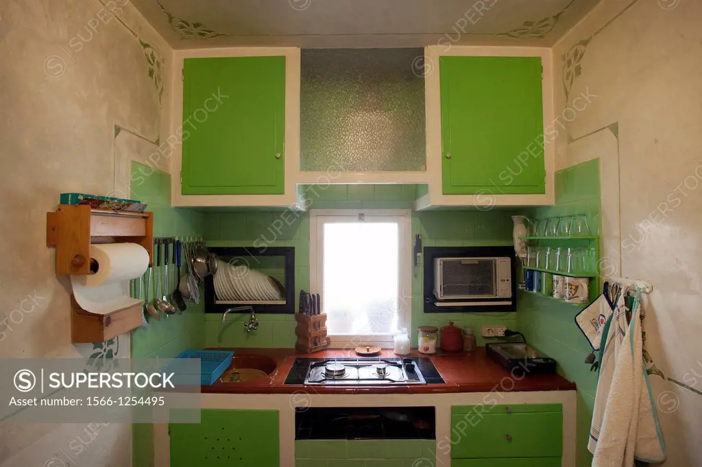 Interior de cocina pequeña de una casa de pueblo en Menorca, España, Small kitchen in a village house in Menorca, Spain