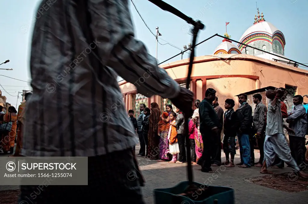 People queueing for entering Kalighat temple  Calcutta, West Bengal, India