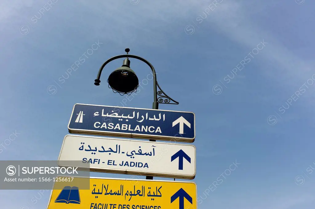 Cartel indicador de autopista y direcciones a Casablanca y Safi-El Jadida en Marrakech, Marruecos, Africa, highway sign indicating directions to Casab...
