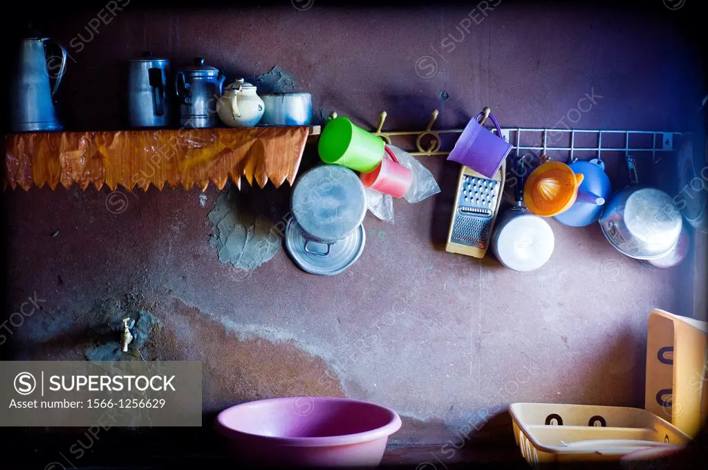 interior de una cocina tradicional con utensilios en Marruecos, inside a traditional kitchen with utensils in Morocco,