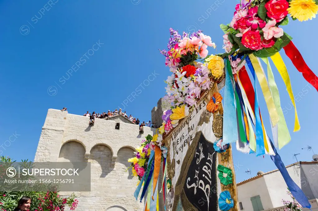 Europe, France, Bouche-du-Rhone, 13, Saintes-Marie-de-la-Mer, pilgrimage of gypsies  flag of the black virgin during the procession