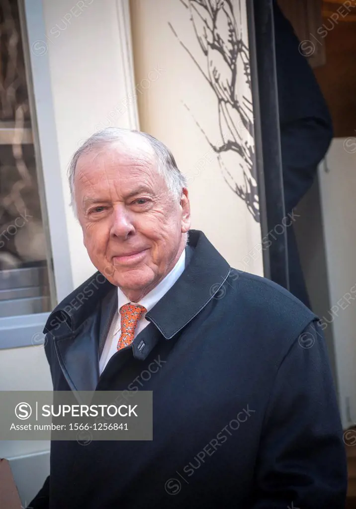 Energy executive T Boone Pickens at the debut of the Neapolitan Express pizza food truck at City Hall Park in New York The truck is the first to run 1...