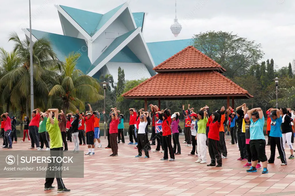 Malaysia, Kuala Lumpur, Lake Titiwangsa Gardens, morning exercise, people,