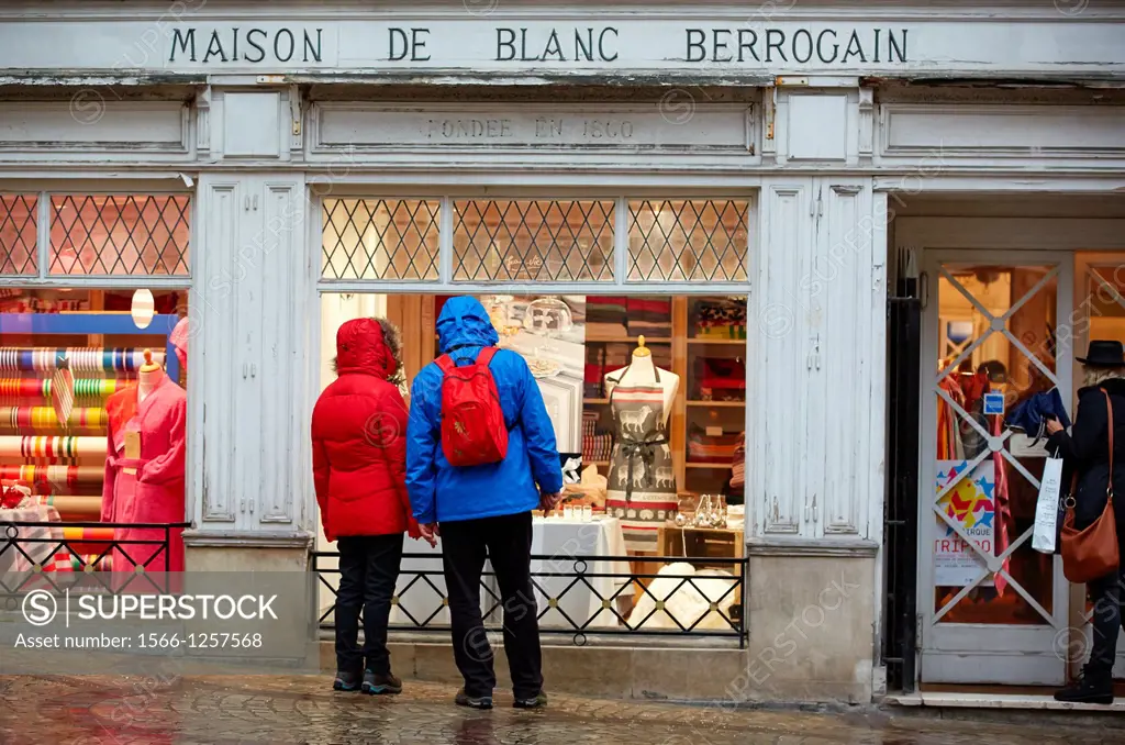 Rain, Shopping, Bayonne, Aquitaine, Pyrénées-Atlantiques, Basque country, 64, France.