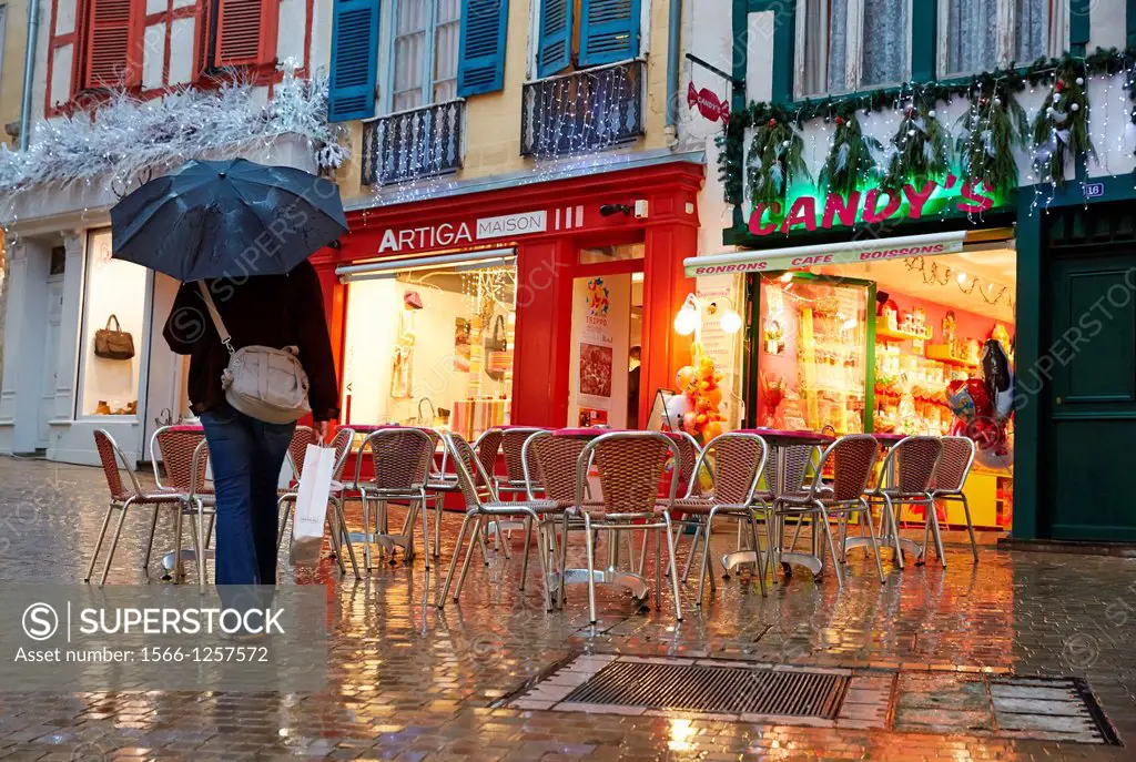 Rain, Christmas shopping, Bayonne, Aquitaine, Pyrénées-Atlantiques, Basque country, 64, France.
