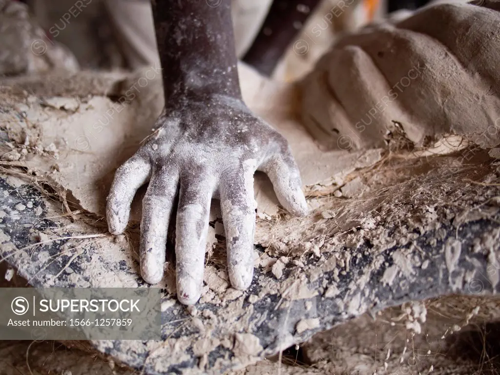 A worker´s hand covered with plaster in Ahmedabad, India