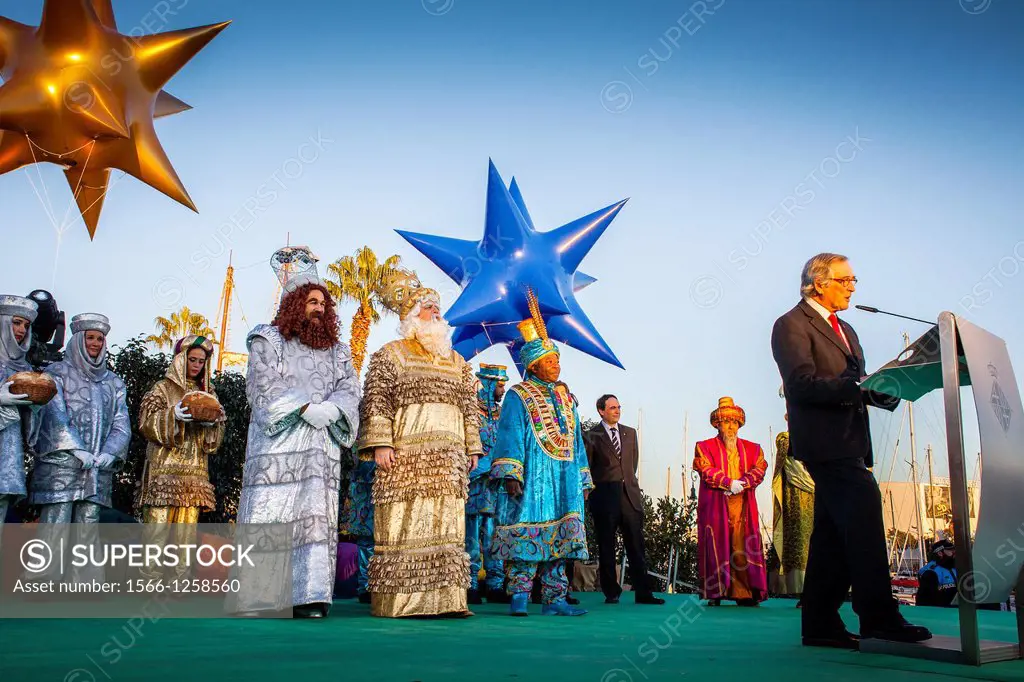 Xavier Trias, Mayor of Barcelona, receiving the Three Wise Men, evening before the Three Wise Men´s day, Barcelona port, Barcelona, Catalonia, Spain