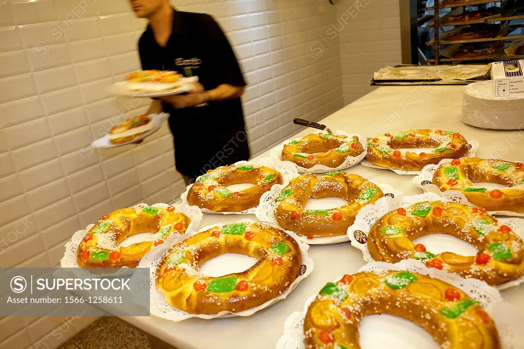 Roscón de Reyes or Tortell de reis, typical cake of the Magi, spanish tradition, Magi´s day,Escribà bakery,83 La Rambla, Barcelona, Catalonia, Spain