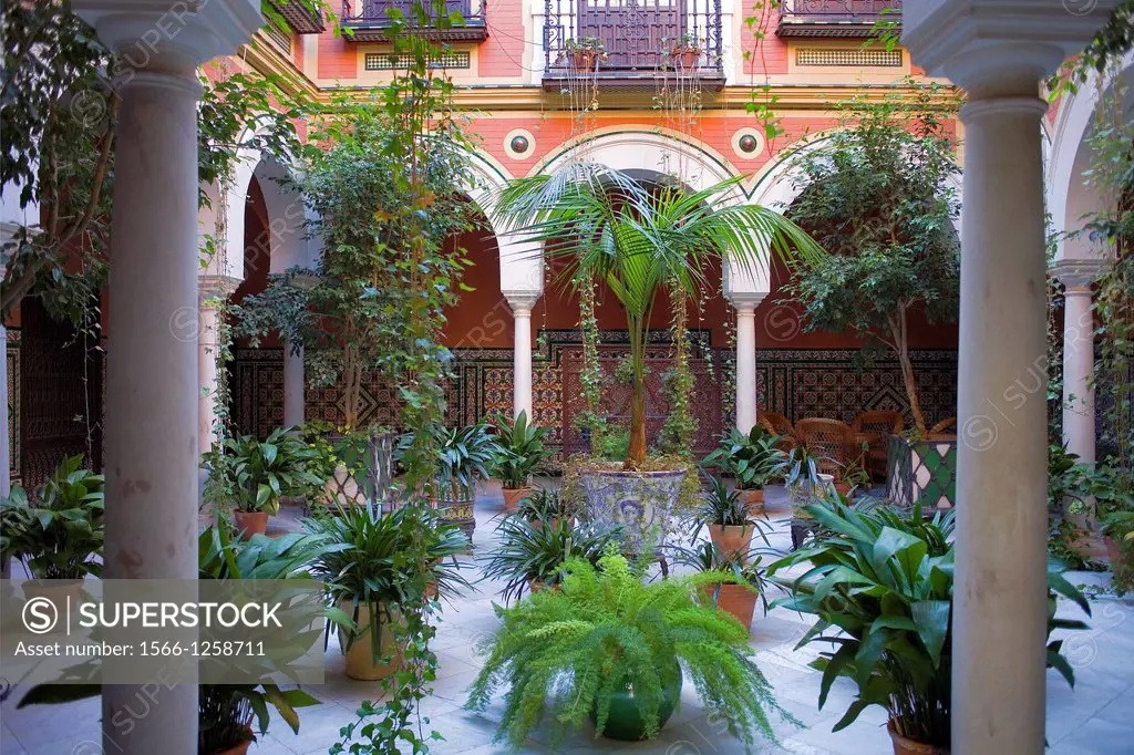 Typical courtyard in Ximenez de Enciso Street, Santa Cruz quarter,Sevilla,Andalucía,Spain