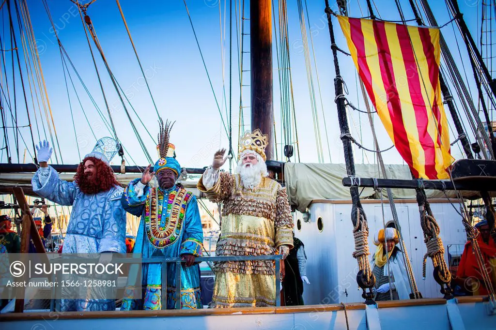 the Three Wise Men arrive by boat, evening before the Three Wise Men´s day, Barcelona port, Barcelona, Catalonia, Spain