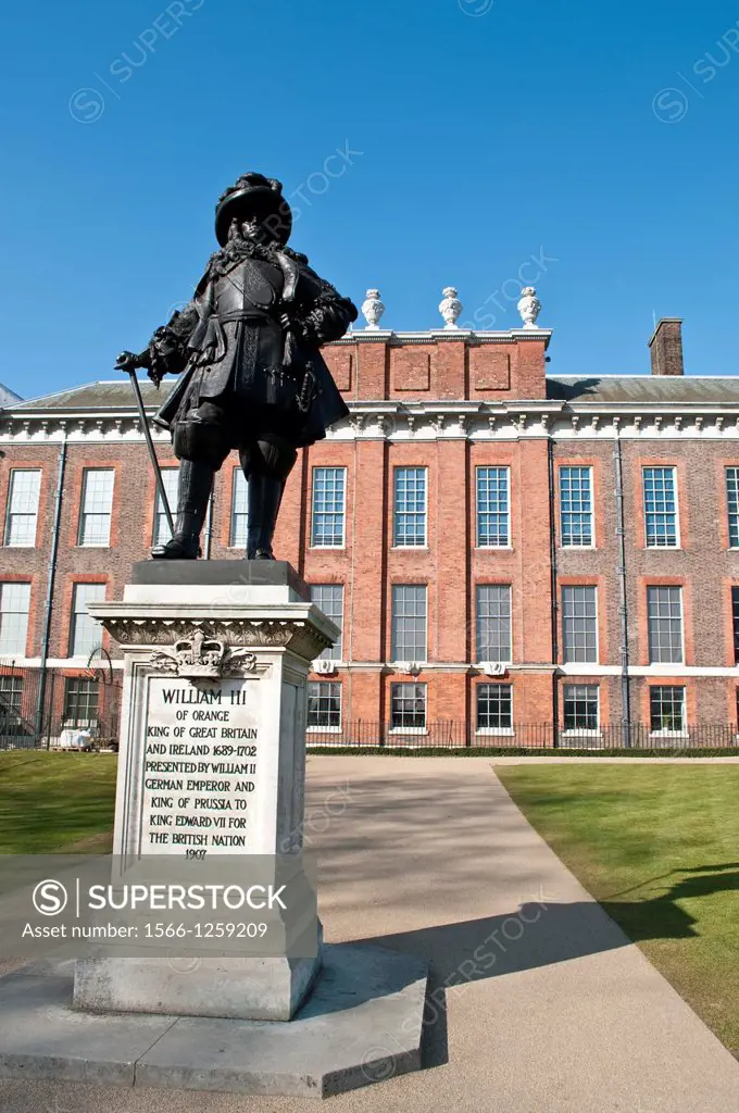 Statue of William III of Orange in front of Kensington Palace, London, UK