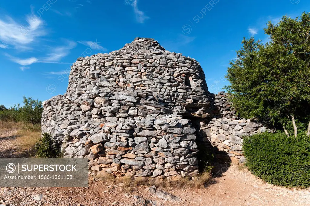 Europe, France, Languedoc-Roussillon - one of the dry-stone farmer´s shelters dotted about the hillside of the Haut Languedoc, near Faugeres