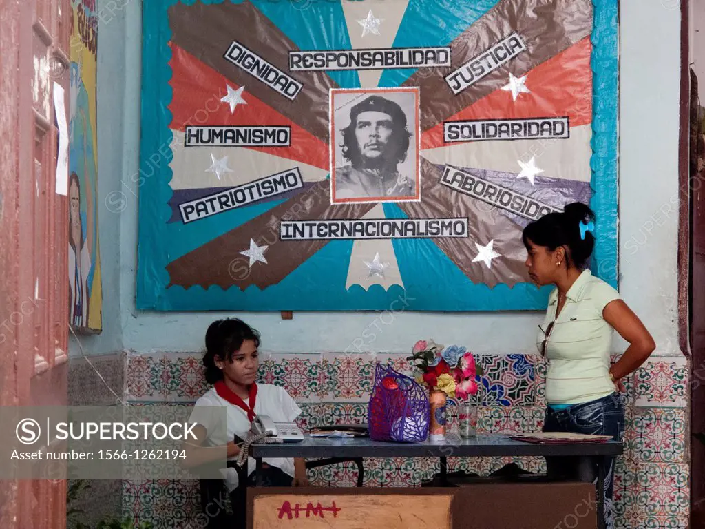 Teen girls in front of Che Guevara Poster