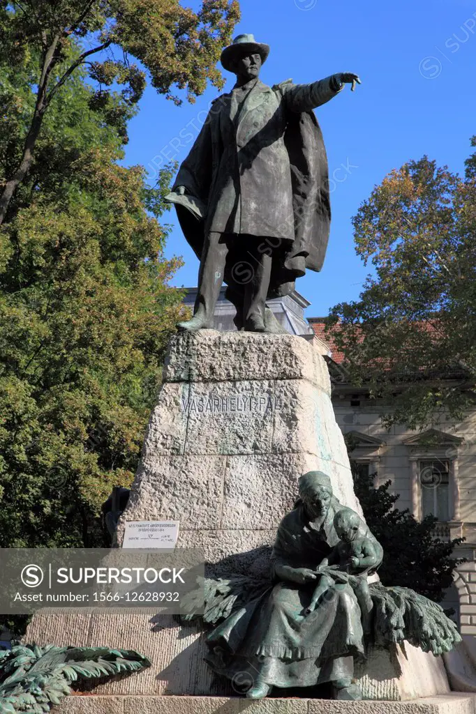 Hungary, Szeged, Széchenyi Square, Pál Vásárhelyi statue,