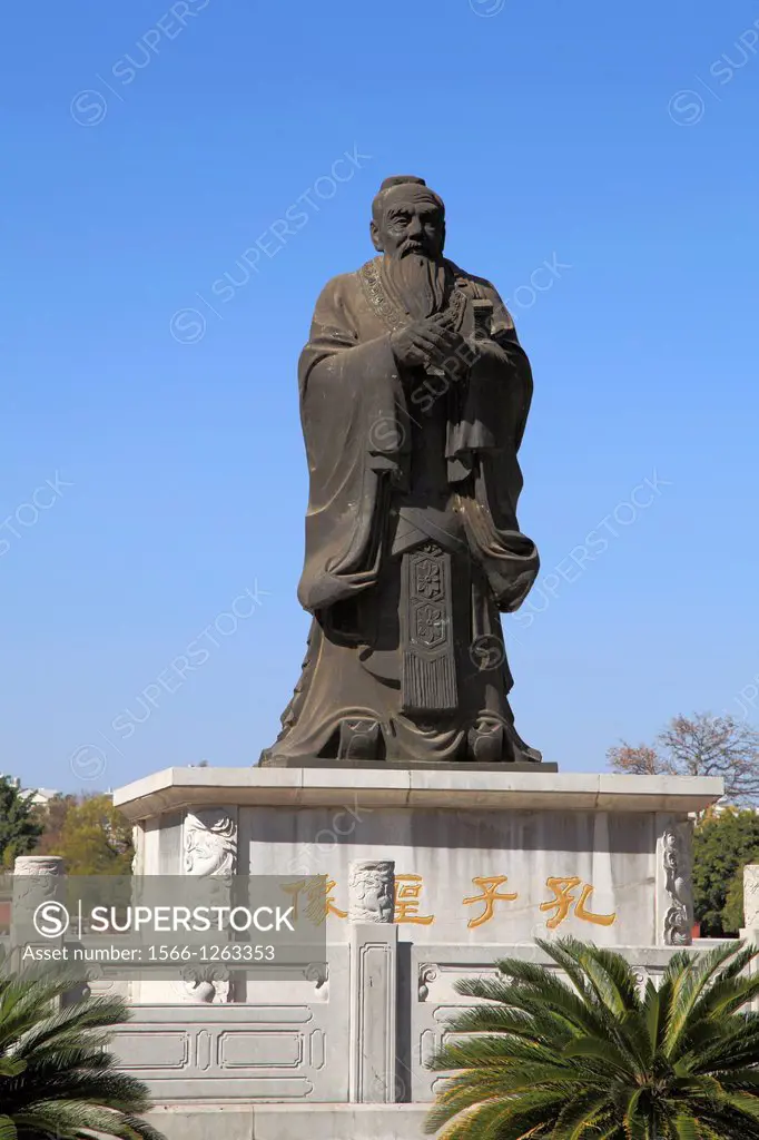 China, Yunnan, Jianshui, Confucius Temple, Confucius statue,