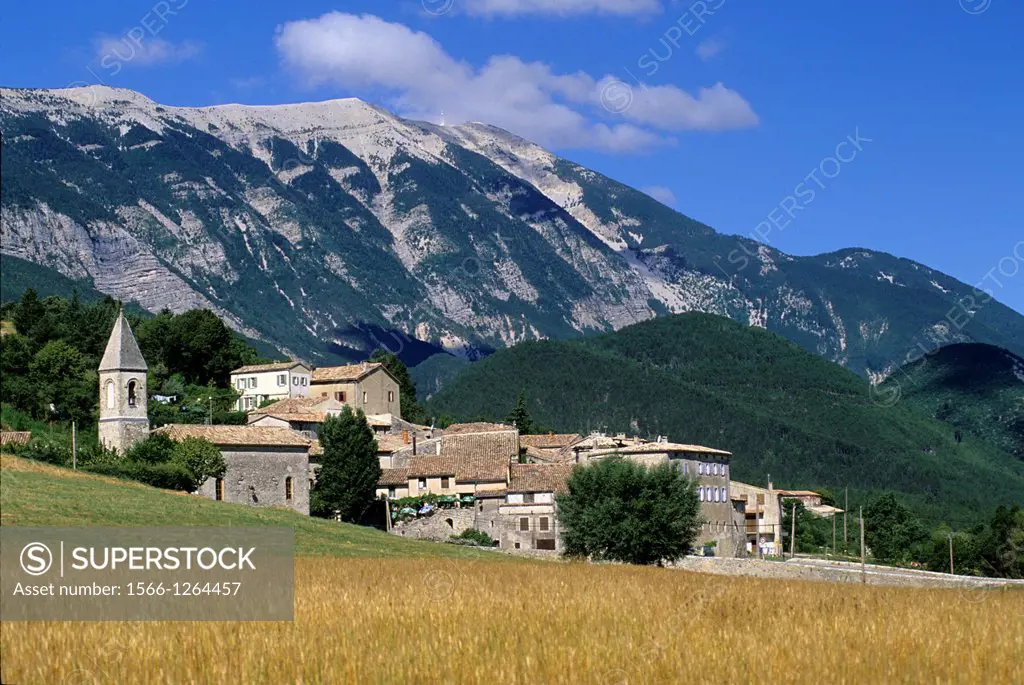 Savoillan, village at the foot of Mont Ventoux in background, Vaucluse department, Provence-Alpes-Cote d´Azur region, southeast of France, Europe