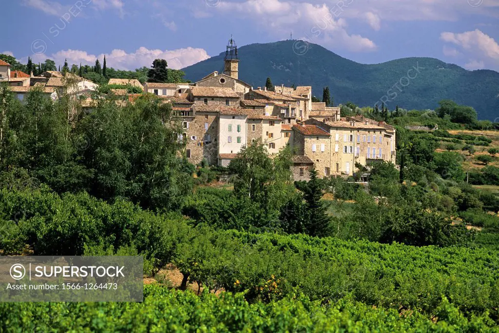 Sainte-Colombe hamlet on the commune of Bedoin with the Mont Ventoux in background, Vaucluse department, Provence-Alpes-Cote d´Azur region, southeast ...