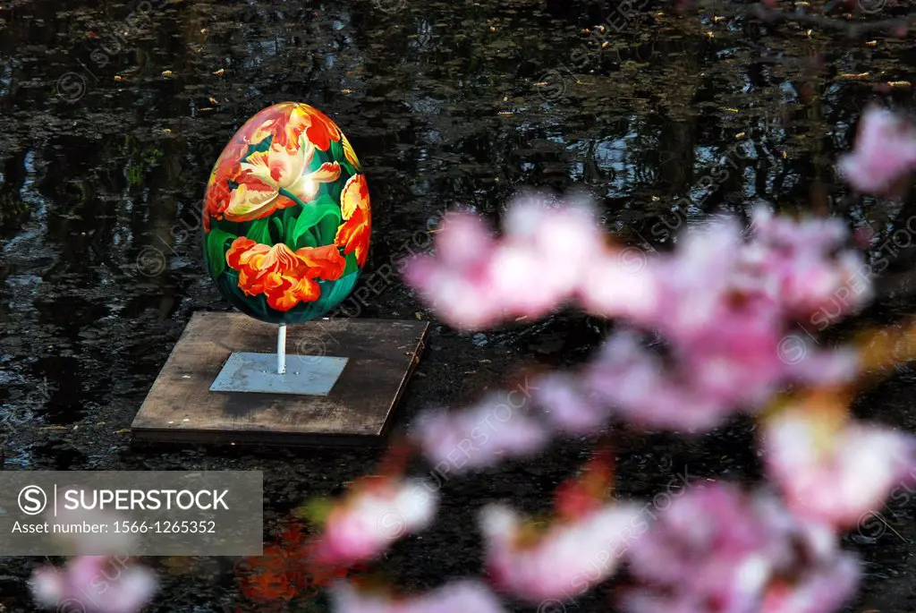 Painted fibreglass egg in the lake of St  James´s Park in the heart of London, England, as part of the Great Egg Hunt event of Spring 2012  In the for...