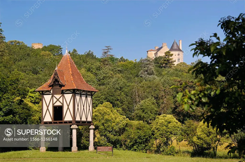 Typical dovecote (17th-18th century) and the Buzet Castle, Buzet-sur-Baïse, Lot-et-Garonne, Aquitaine, France