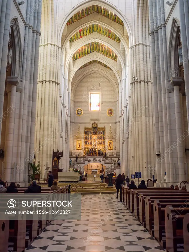 Bóveda de la catedral de la Almudena de Madrid. España