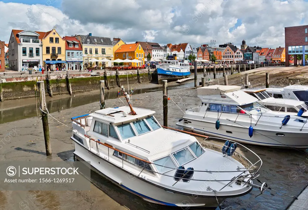 Germany, Schleswig Holstein, Nordfriesland, Husum, view of the harbour at low tide