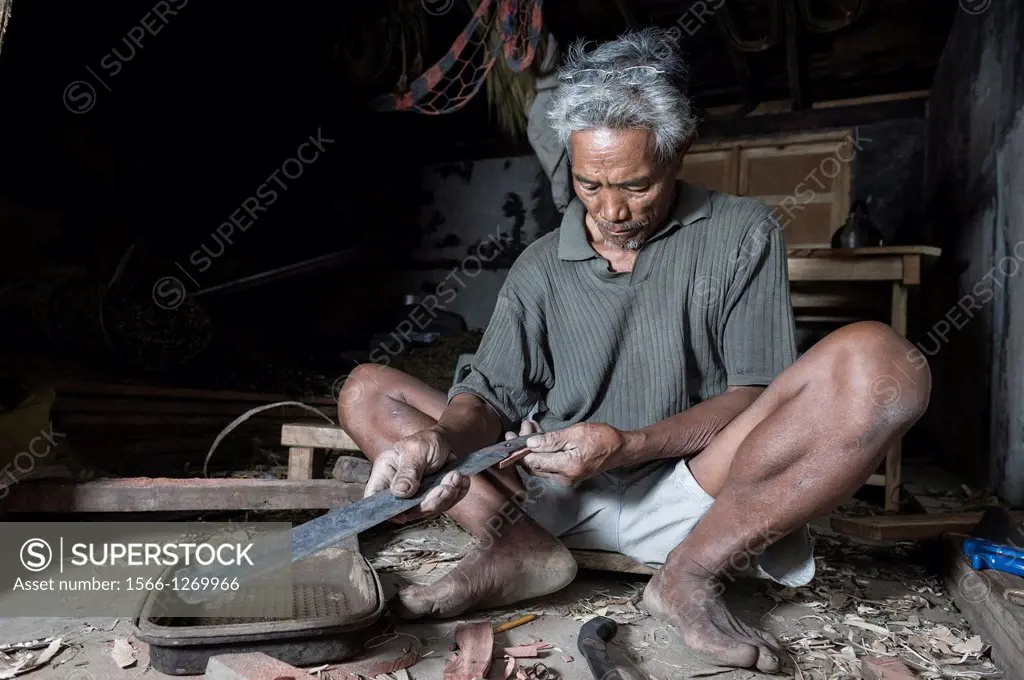 Man fabricating a machete, Buscalan, Kalinga, Philippines, Asia