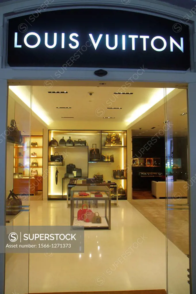 Singapore, Raffles Hotel, Courtyard, shopping, front, entrance, Louis Vuitton, leather goods, handbags, women's, fashion, inside, interior,