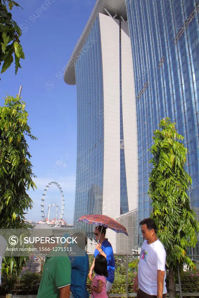 Singapore, Marina Bay Sands, hotel, Bayfront Avenue, Skywalk, Singapore Flyer, Ferris wheel, Asian, man, woman,