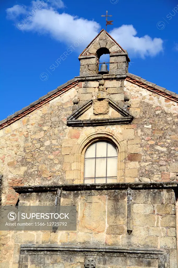 Santiago Apóstol Church in Plaza de España, the main square in the old quarter of Losar de La Vera, a village in La Vera, Caceres, Extremadura, Spain,...