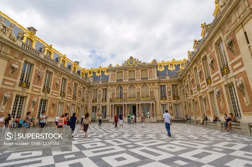 Inner court of Chateau de Versailles, The Palace of Versailles, Versailles, Yvelines, Ile de France, France.