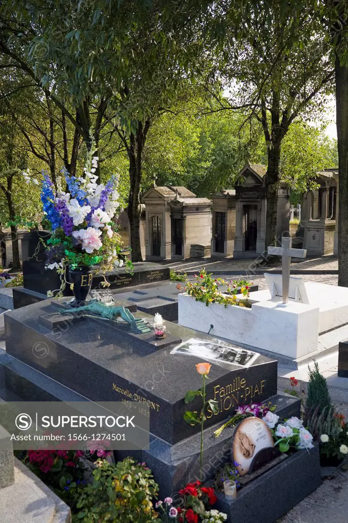 tomb of edif piaff in pere lachaise cemetery in paris