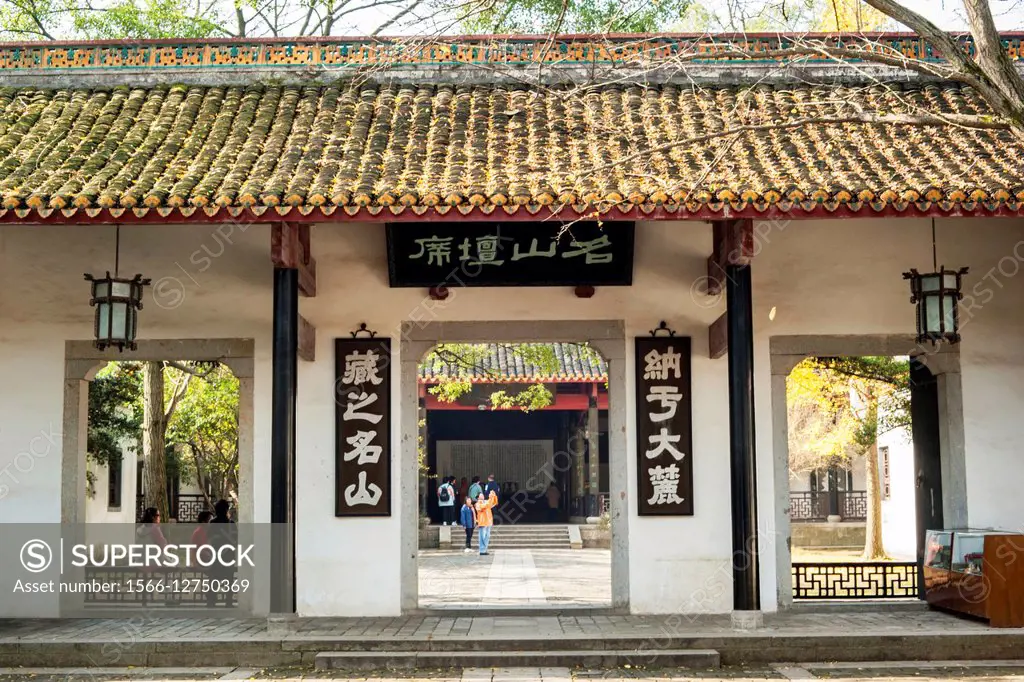 ´The Yuelu Academy also as known as the ´Yuelu Academy of Classical Learning´ was founded in 976, the 9th year of the Song Dynasty under the reign of ...