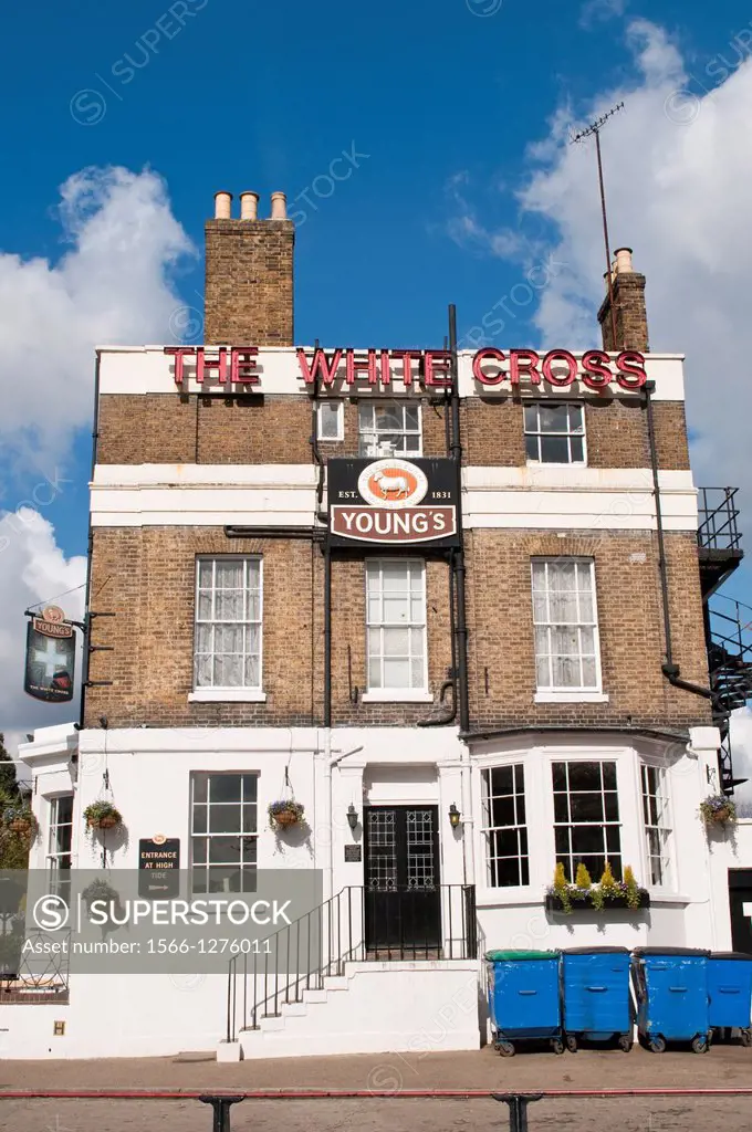 The White Cross pub, Richmond upon Thames, London, UK.