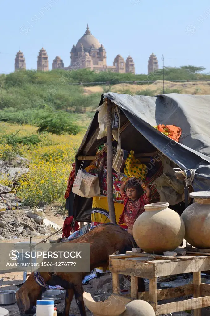 India, Rajasthan, Jodhpur, Ragpickers tent and Umaid Bhawan Palace.