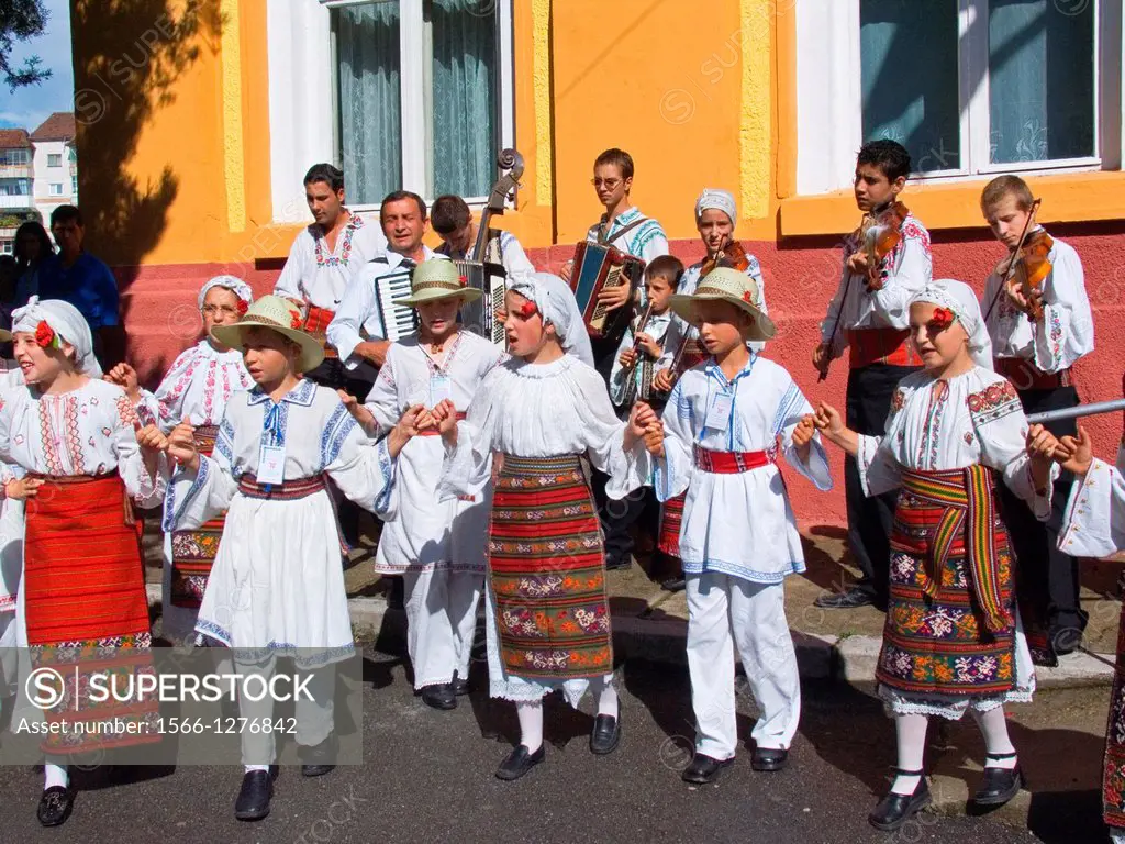europe, romania, walachia, curtea de arges, traditional dances.