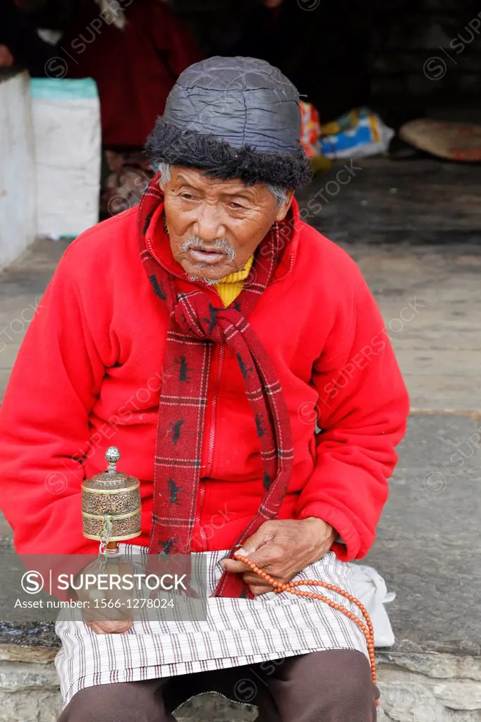 Bhutan (kingdom of), City of Thimphu, the Memorial buddhist chorten, old man with his portable prayers wheel