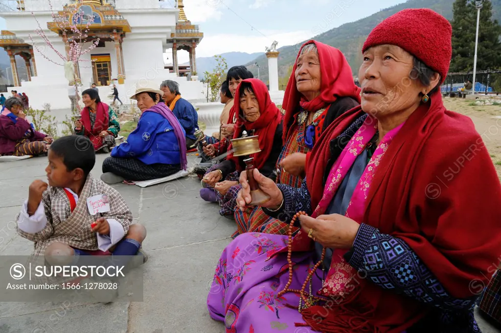 Bhutan (kingdom of), City of Thimphu, the Memorial buddhist chorten, women praying for people who give some money